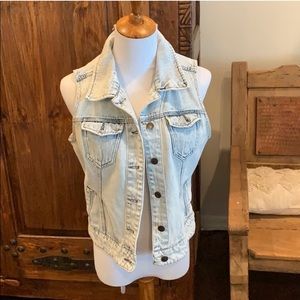EUC Jean vest acid washed. Super trendy!